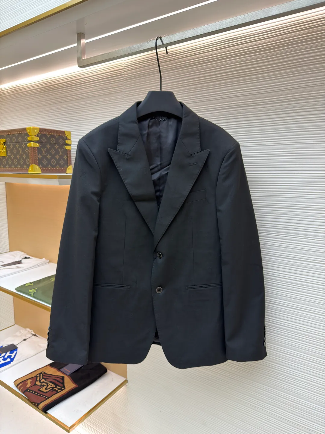 LOUIS VUITTON full-width jacquard suit ●Original version: Purchased and developed for 34500 ●Item number: 1680847-C85 ●Material: soft wool satin fabric ●Technology: jacquard production ●Version: fitted version ●Weight: about 735 grams ●Size: 50-52-54-56 ●Description: Customized soft wool satin, as smooth as silk, full of drape, with a deep black charm Deep and mysterious, the full-width LV Blason jacquard slowly unfolds on the wool, which seems to inject soul into this jacket. It is decorated with LV logo embroidery, revealing a noble style inadvertently. The smooth peaked collar line is neat, invisibly stretching the shoulder outline, giving the wearer a strong aura, and exuding charming charm in the interlacing of the pieces. Jacquard technology controls the interweaving of warp and weft threads by weaving LV Bladon textile technology on the surface of the fabric, and precisely controls the interweaving density and tension of the yarn to make it more three-dimensional. Adopt imported machine embroidery technology, use advanced computer control system and precision mechanical components to achieve LV logo embroidery work with high precision and smooth and delicate lines. Template machine bag opening The preset template guides the position, shape and size of the bag opening. The accuracy ensures the quality of the bag opening effect. Ergonomic three-dimensional tailoring returns to traditional craftsmanship through segmentation, folding, shrinking, and stretching techniques. The so-called slow work produces fine work, which is the respect for the material and the pursuit of feel. The workmanship is complex and tedious, and the aging rate is slow. The overall wiring is straight and delicate, the fabric is comfortable and soft, and the color is consistent without color difference. It can be matched with the same style to create a fashionable look and control various occasions. Customized accessories, complete with three standards, same style for men and women!